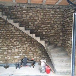 Habillage d'un mur en pierres et création d'un escalier 22