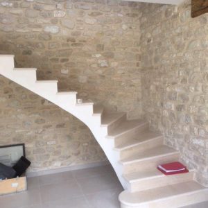 Habillage d'un mur existant en pierres jointées et d'un escalier en béton moulé habillé en pierre naturelle (Marbre et Tendances) 23